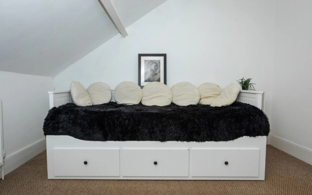 5-bed House With Distant sea Views in Plymouth