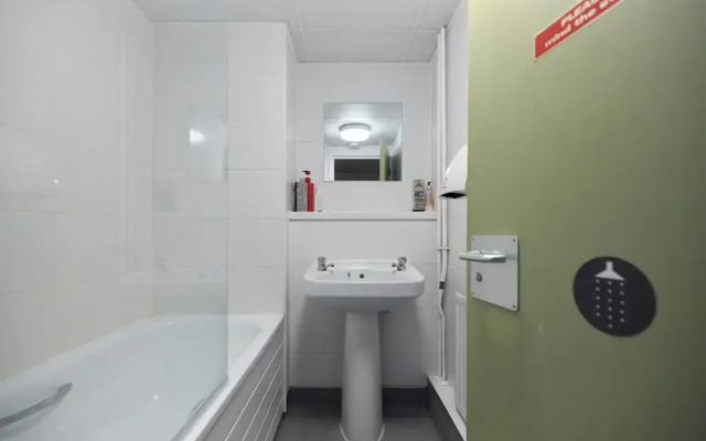 Deluxe Room 10 - Louise House Summer Youth Accommodation