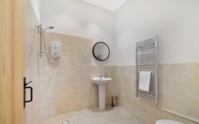 5 Bed Barn Conversion - with private hot tub