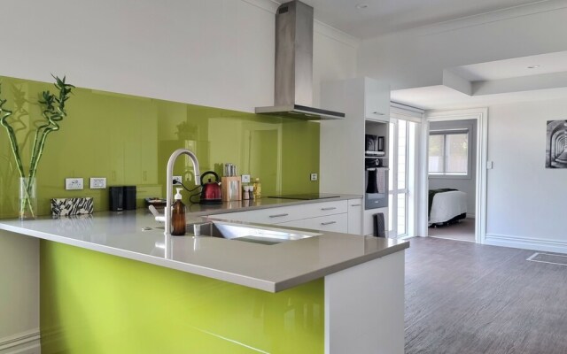 Cheerful 5 - Bedroom Home - Free Parking