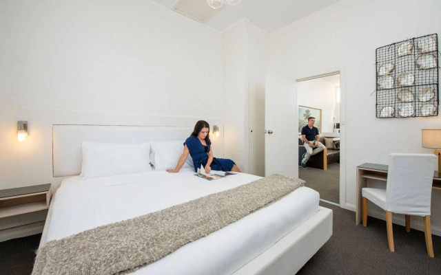 Seawall Apartments