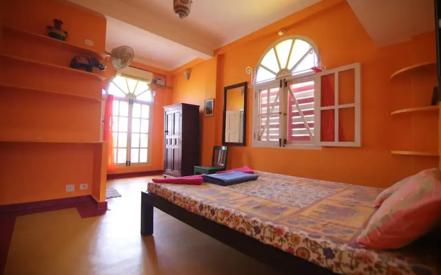 Holi-Wood Guesthouse