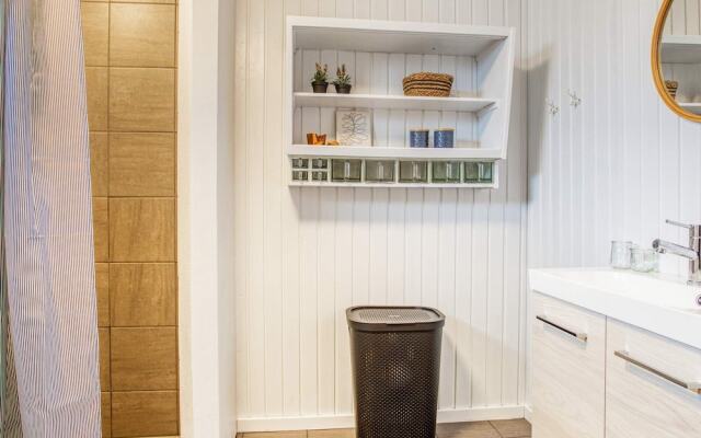 Cozy Seaside Cottage Escape-by Traum