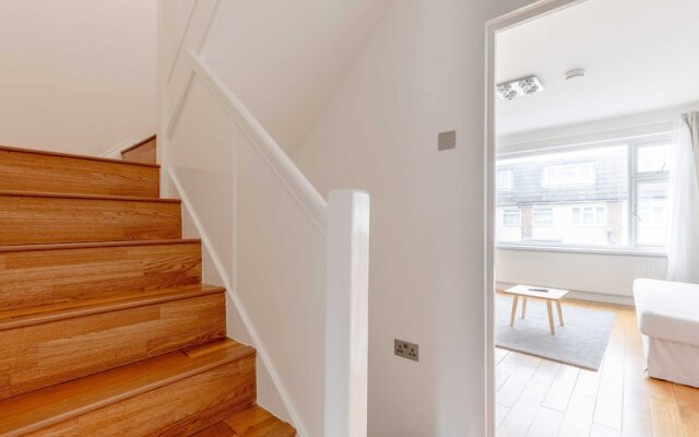 Spacious 4BD Home, Near Excel London!