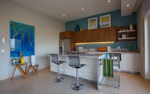 Designer Condo in Zona Romantica