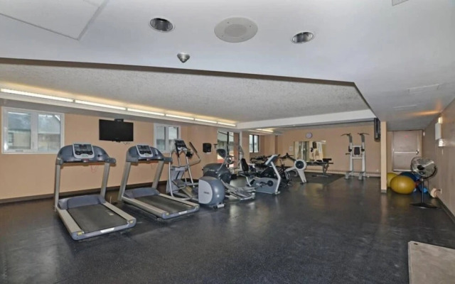 Stylish and Cozy Eau Claire 2BR With Gym Coffee