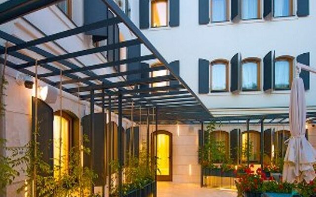 Hotel Sana