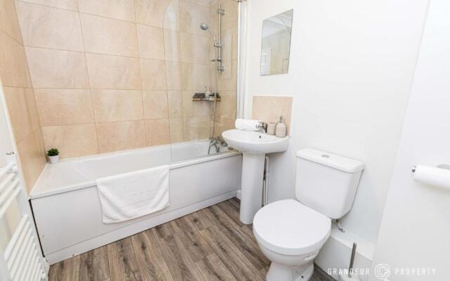 Stunning & Classy 2bed House, Poole, Parking