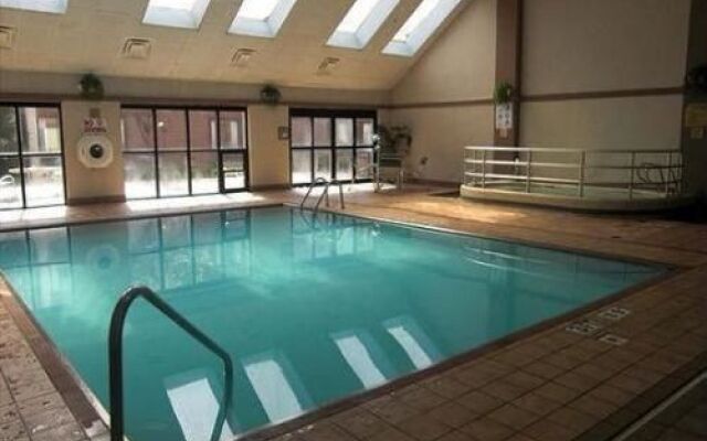 Holiday Lodge Hotel & Conference Center