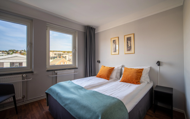 Enter Amalie Hotel