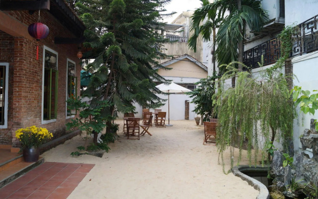 Oasis Bar and Hostel