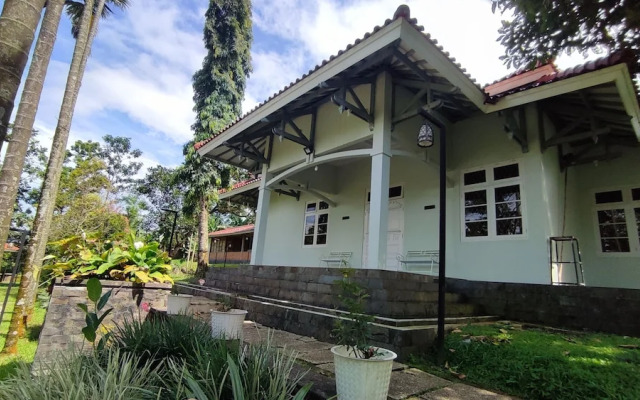 Villa Rose Gunung Bunder by Ruang Nyaman