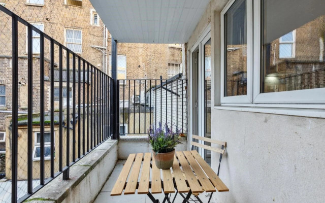 STH Sutherland Avenue Apartment