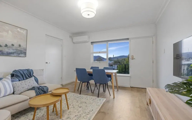3-bed Campbelltown Stay With Private Balcony