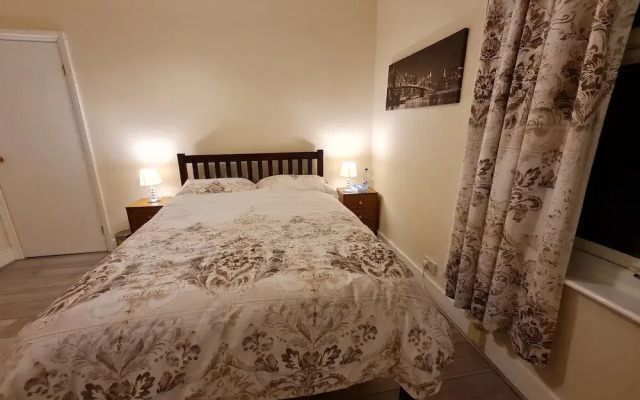 House-sleeps4-parking-garden