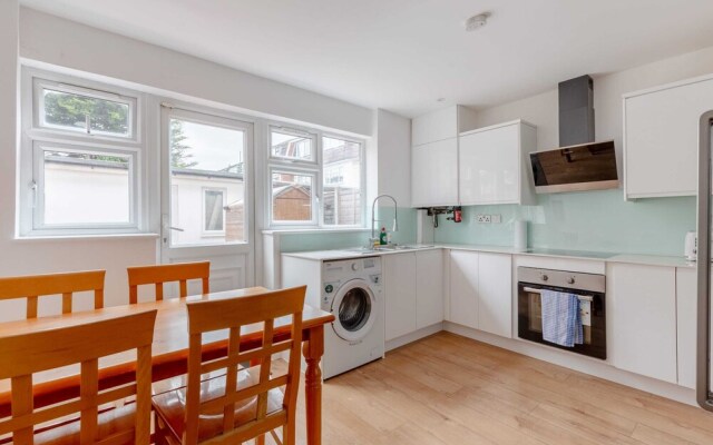 Spacious 4BD Home, Near Excel London!