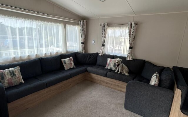 Caravansleeps4-beachfront-garden-patio
