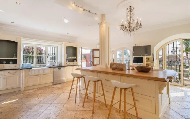 Super Villa Near Beach with Heated Pool