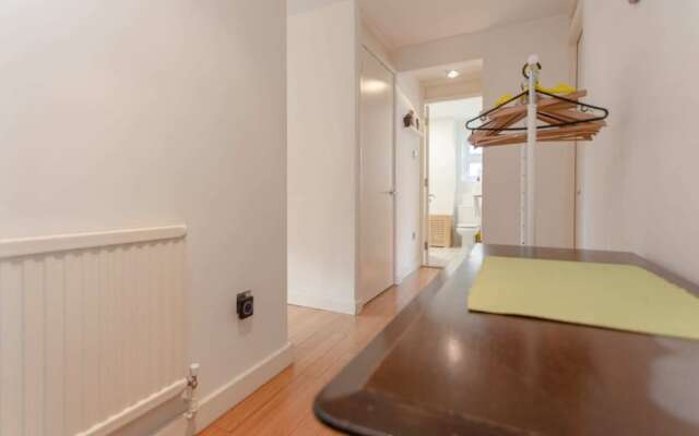 Well Located 2 Bedroom 1 Bath in Elephant & Castle