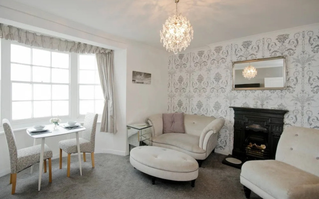 Seaview Regency Apartment With Private Parking