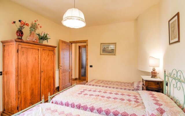 Luxurious Holiday Home in Lamporecchio With Pool