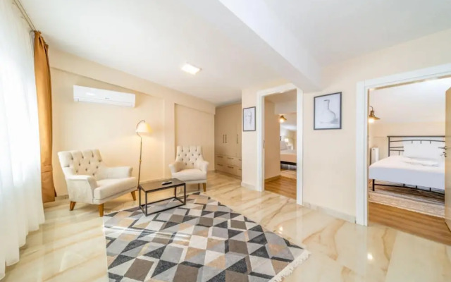 Spacious and Central Apartment near Lara Beach in Muratpasa, Antalya