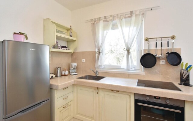 Amazing Home in Pucisca With 3 Bedrooms, Wifi and Outdoor Swimming Pool