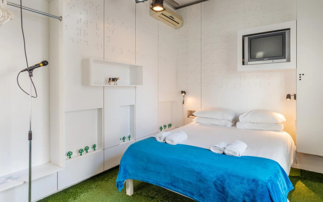 Daddy Long Legs Art Hotel