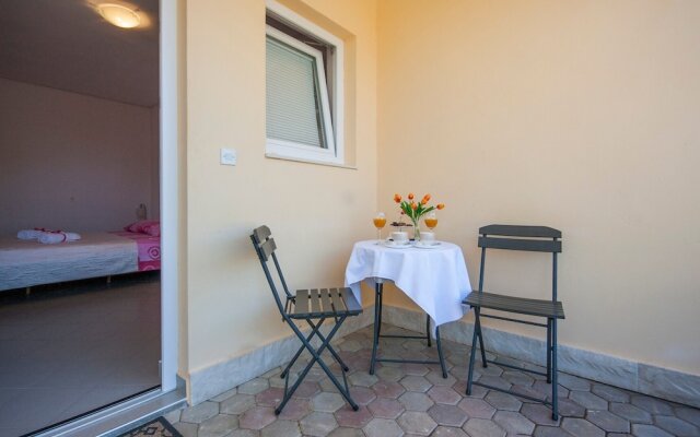 Apartments & Rooms Mikelin
