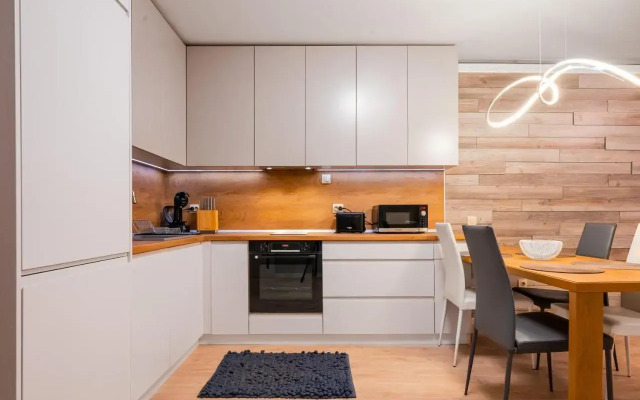 New Stylish 1-bedroom Flat in Business District