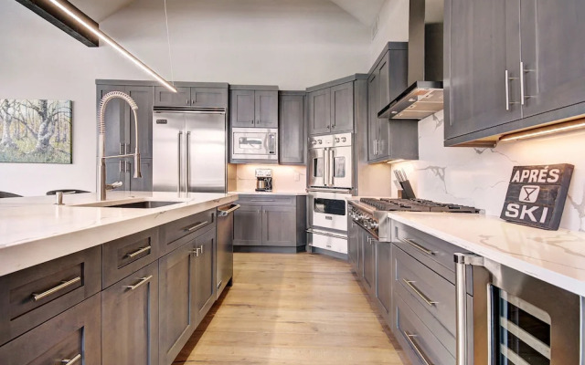 Spruce Ledge 4 Bedrooms 4.5 Bathrooms Townhouse