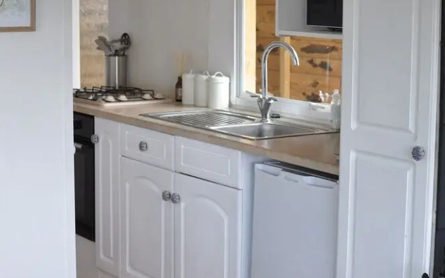 Cosy and Rural Lodge at Goldhill Glamping