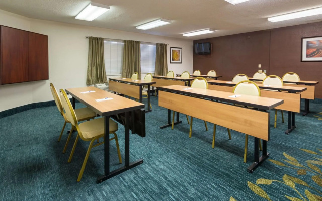 Sonesta Simply Suites Las Vegas Convention Center