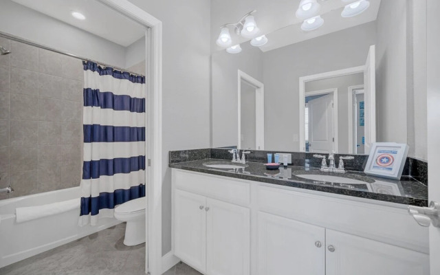 Vibrant Townhome w Private Pool, near Disney