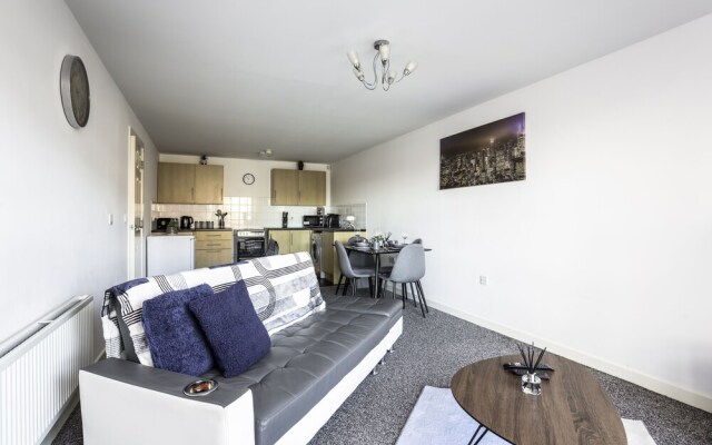 Large Apartment With Balcony Free Parking & Fast Wifi