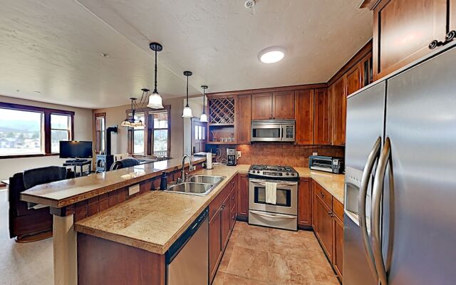 67cpcc10 2 Bedroom Condo