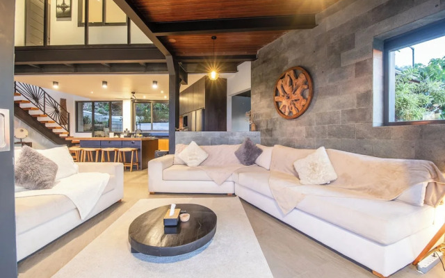 Luxurious 6BR Clifftop Villa, 5 Minutes to Bingin
