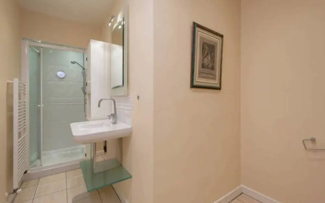 Castle View Spacious 3-bedroom Apartment
