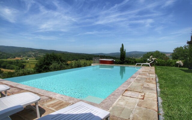 Luxurious Villa in Monte San Savino with Jacuzzi