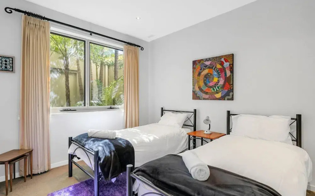 3-bed Seaside Serenity Escape at Long Beach