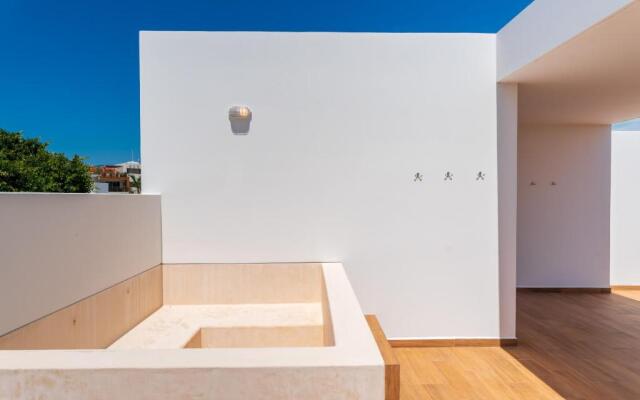 Entire House- 3BR with Private Roof Top Deck