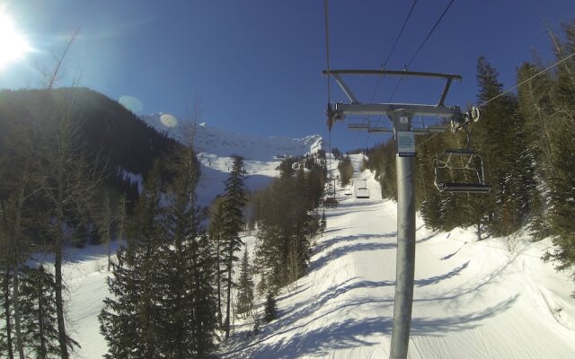 Fernie Slopeside Lodge