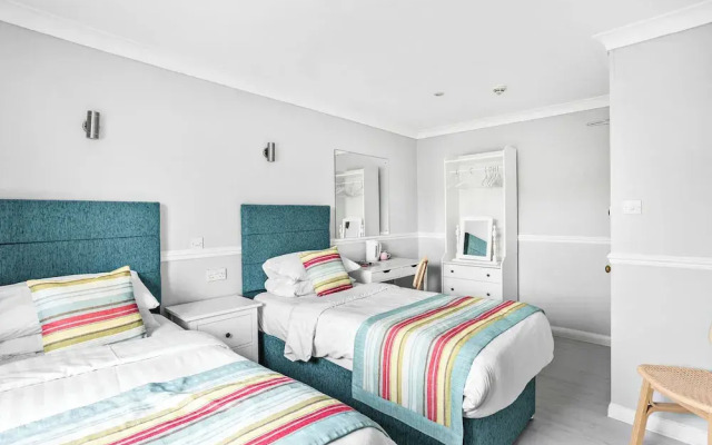 Waters Edge Hotel
