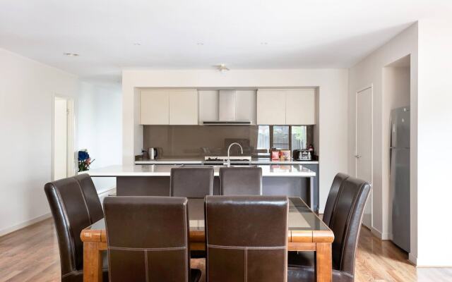 5br Luxury House 20 Min To Cbd Spacious Living
