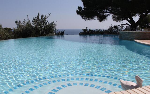 3-house Villa with amazing infinity pool