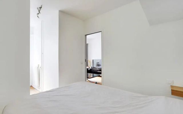 Modern Brunel Classic 1 Bed Apt With Balcony in Paris