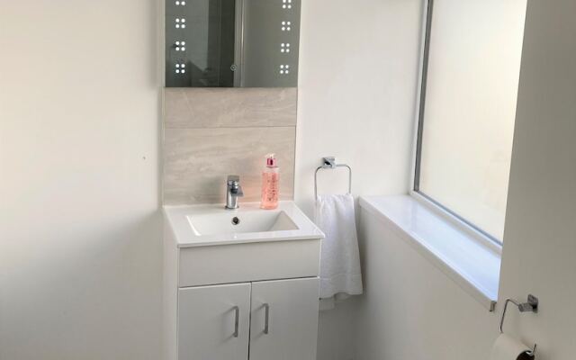 Lovely 4-bed House in Central Wolverhampton
