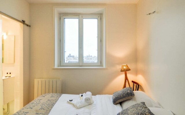 Book-lovers Abode in the 4th Arrondissement