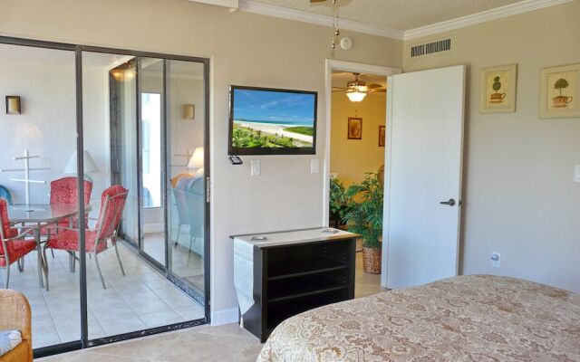 Stylish Condo Across From South Beach