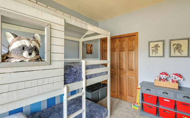 Spearfish Retreat w/ Fireplace + Mountain Views!